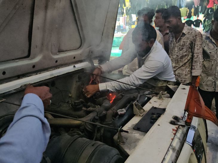 Fire Alert: शाजापुर में बोलेरो में लगी आग, ड्राइवर ने बचाई जानें