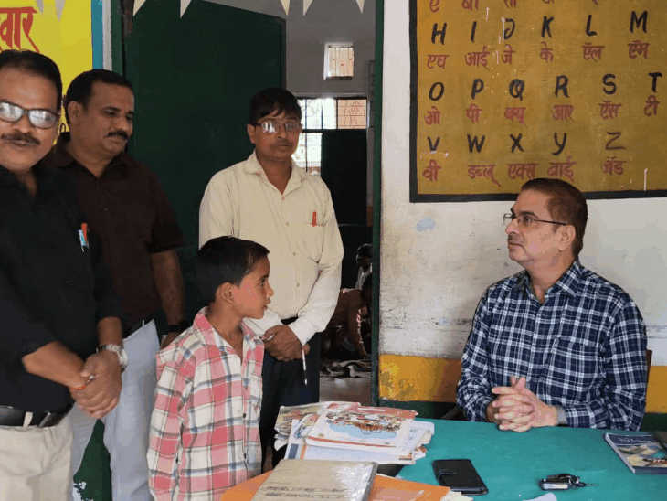 Inspection: सोनभद्र में इंग्लिश मीडियम स्कूल में DM और बच्चों का मामला